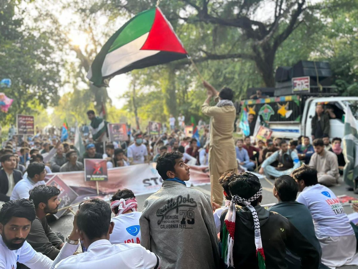 PresidentIJT's tweet photo. Islami Jamiat-e-Talaba Pakistan arranged a massive Gaza March at the US Embassy in Islamabad to record a protest against the atrocities of Israel in Palestine. The March demanded the US to stop supporting the oppressor(Israel).
#Gazabombing https://t.co/EQKoyBVEv8