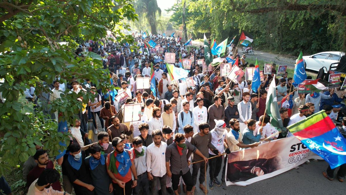 PresidentIJT's tweet photo. Islami Jamiat-e-Talaba Pakistan arranged a massive Gaza March at the US Embassy in Islamabad to record a protest against the atrocities of Israel in Palestine. The March demanded the US to stop supporting the oppressor(Israel).
#Gazabombing https://t.co/EQKoyBVEv8