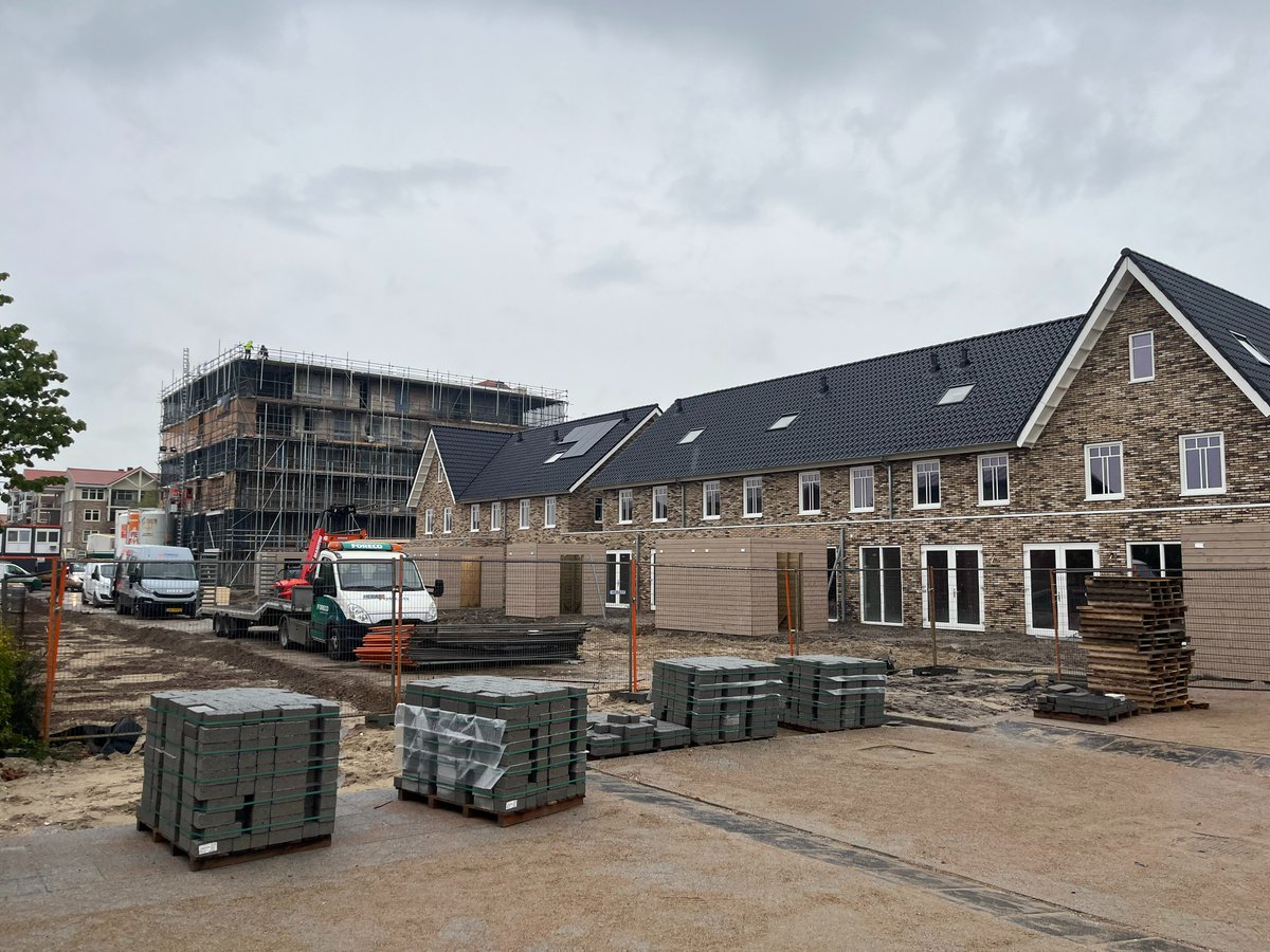 De eerste eengezinswoningen in ParcVeld in #Zoetermeer zijn opgeleverd! Er wordt door #TenBrinke verder hard gewerkt aan de oplevering van de andere 31 eengezinswoningen en de bouw van de 60 appartementen. DuinParc, een gebiedsontwikkeling van MRP, bestaat uit 125 woningen.