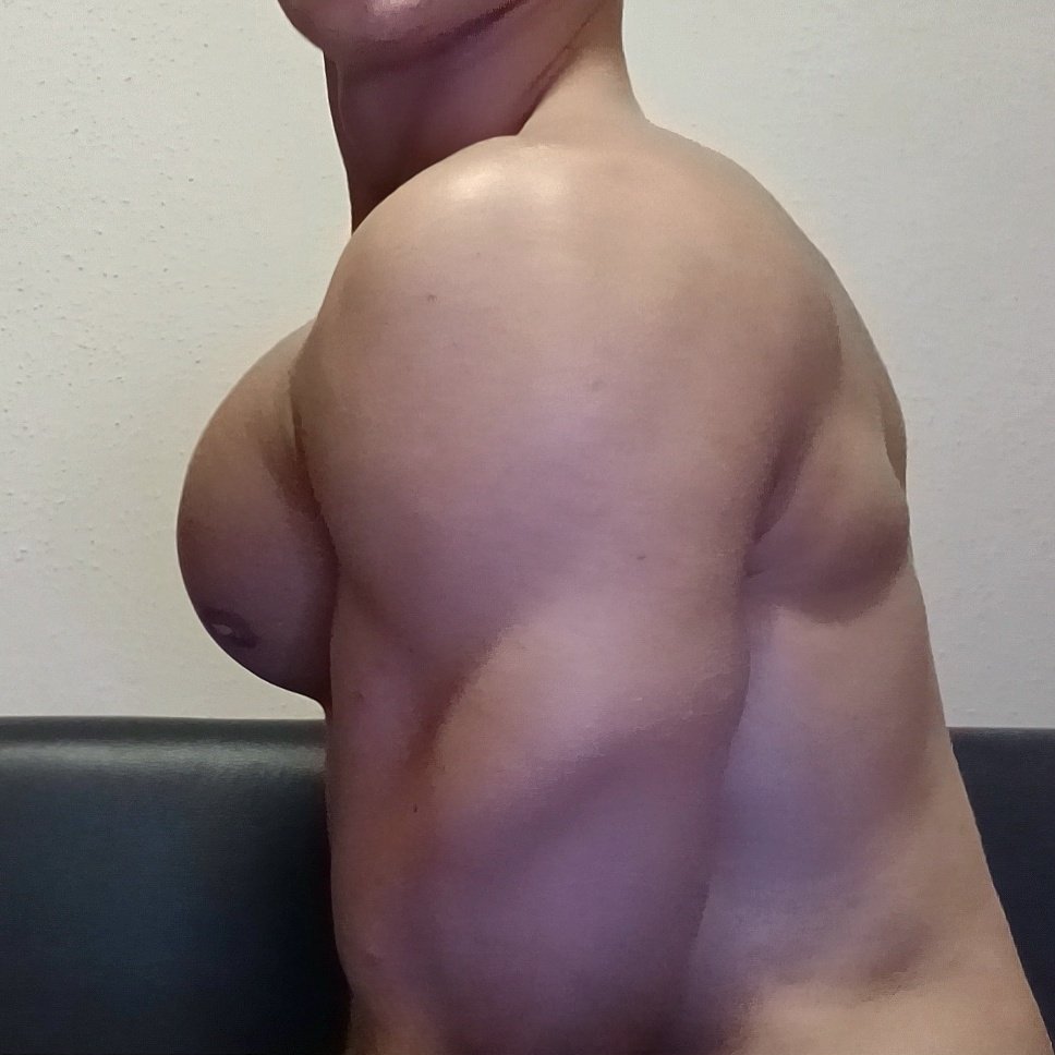 dhavid222's tweet photo. Feeling big today💪🏽
#gym #fit #muscle #teen #chest #biceps #pecs #abs #workout #worship https://t.co/dQxIjS1TL6