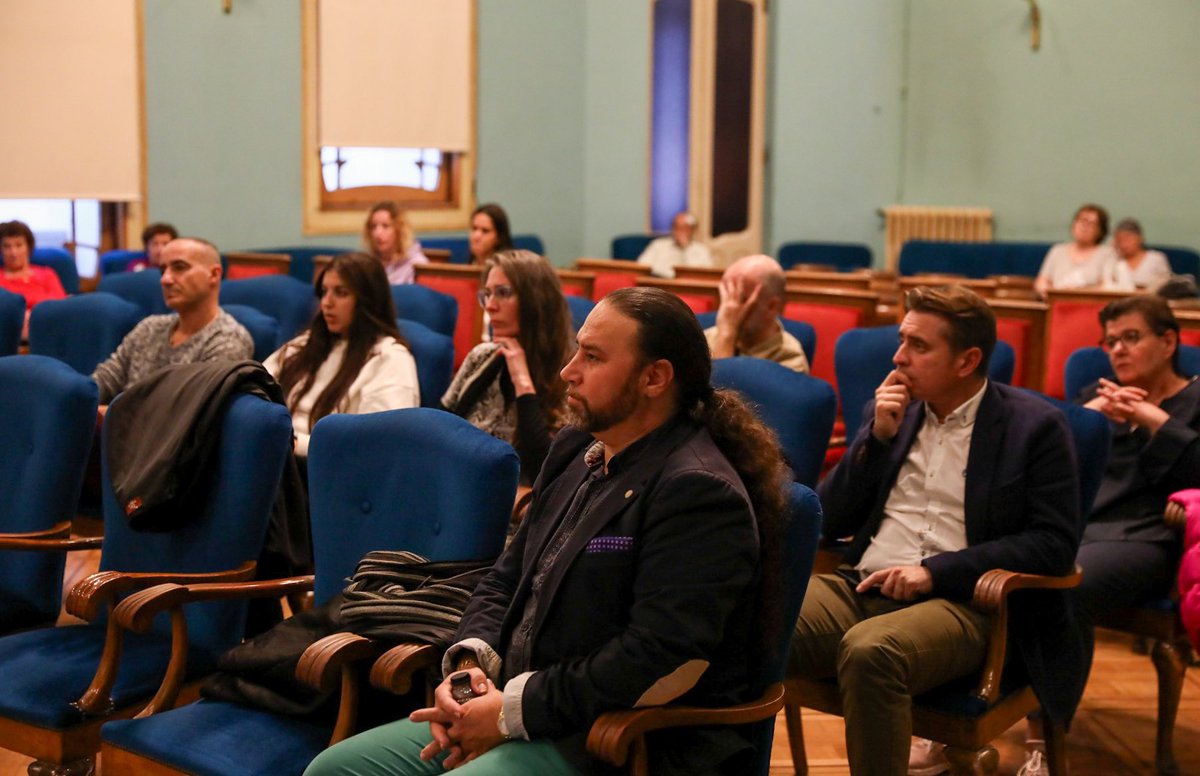El sociólogo Nicolás Jiménez ha estado hablando sobre el antigitanismo, el romanó, el caló y su situación actual y su influencia tanto en los niveles lingüísticos y culturales como en los sociales o económicos.

📸 Álvaro Calvo 

#periferiasgypsy #periferiashuesca #lenguagitana