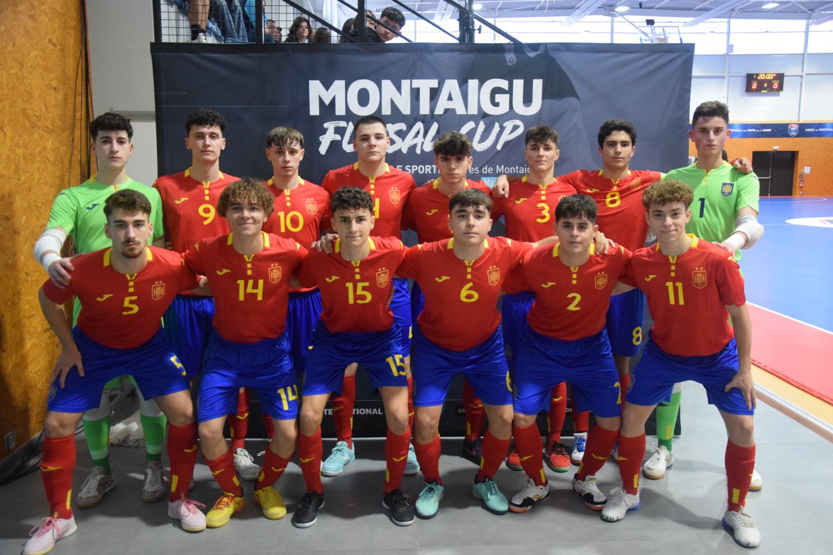 FutSalRFEF's tweet photo. 💥 Esᴘᴀɴ̃ᴀ ᴅᴇʙᴜᴛᴀ ᴇɴ Mᴏɴᴛᴀɪɢᴜ ᴄᴏɴ ᴠɪᴄᴛᴏʀɪᴀ ᴀɴᴛᴇ Pᴏʀᴛᴜɢᴀʟ (3-1)

➡️ Los de Mon Barreiro vencen en un partido muy sólido

✍️ CRÓNICA: https://t.co/7pQBlYBqq4

#FutsalEspaña https://t.co/qQWV0DDXke