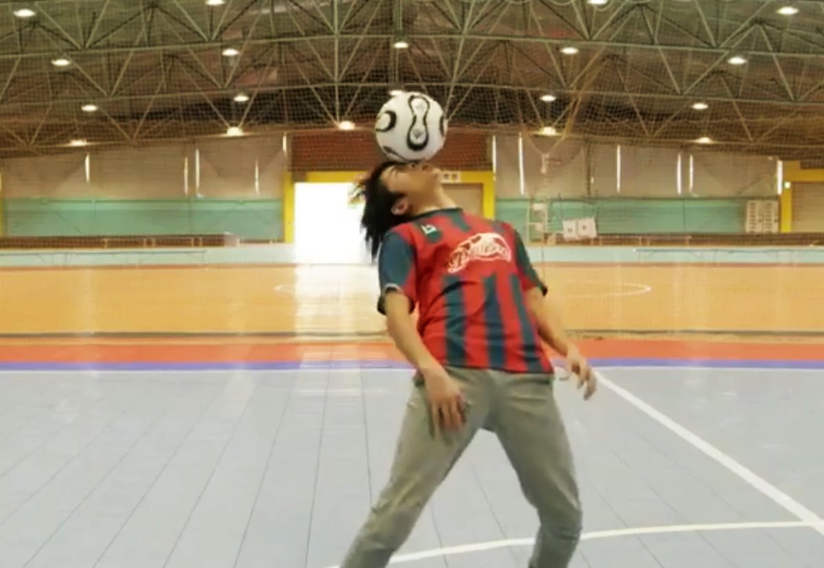 WWR_en's tweet photo. ⚽️👀 Yuuki Yoshinaga (Japan)

▶️ https://t.co/AXgcbN8IhO

has set the world record for the most football "rolls from eye to eye" in 30 seconds, with 137! 

#football #freestyle #WWR #GWR https://t.co/Yfgkjuq3gJ