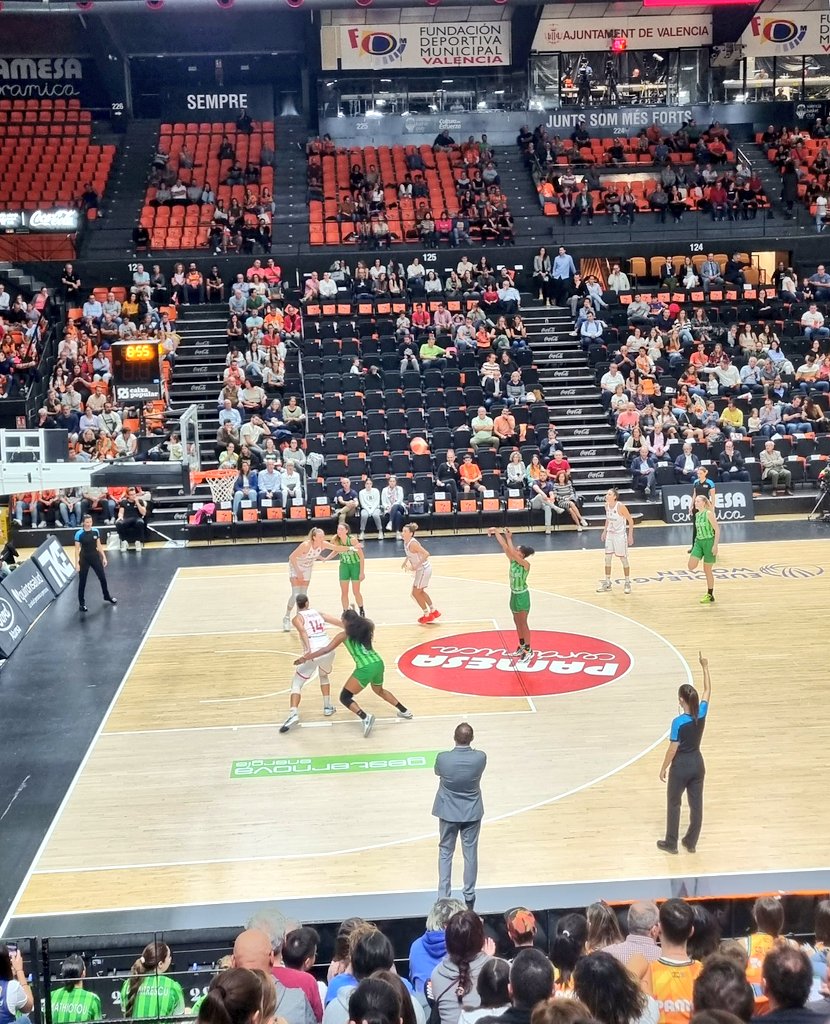 Clarae14's tweet photo. 3 dones arbitrant el @valenciabasket vs Acs Sepsi-Sic.

Bonicors 🧡 https://t.co/6Q7U4s6ih9