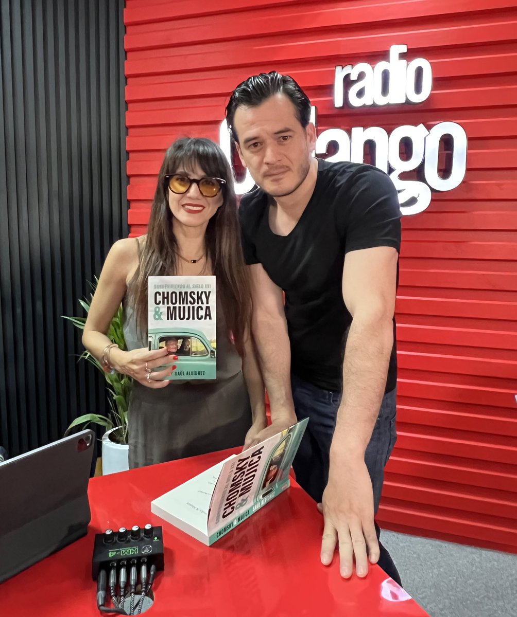 ginjaramillo's tweet photo. ¿Quieres un #libro autografiado por Saúl Alvídrez Ruiz @saulalvidrezr @Langosta_Lit 📚 Chomsky & Mujica Sobreviviendo al siglo XX ?
Solo mándanos un correo a vamostranqui@capitaldigital.lat con el asunto “yo quiero leer el libro���
Apresúrate solo tenemos 2 libros 
#VamosTranqui 
@radiochilango