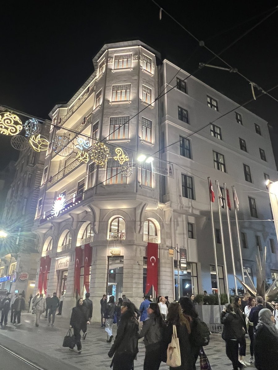 Seda_Ozen's tweet photo. İş Bankası Resim ve Heykel Müzesi Cumhuriyetimizin 100. yılında açıldı.

Bay Baudouy'un 1907 yılında apartman olarak inşa ettirdiği bina, Müze işleviyle, Beyoğlu'na ve ülkemiz kültür sanat hayatına armağan edildi.

#YaşasınCumhuriyet #Yüzüncüyıl https://t.co/sH9DTjFige