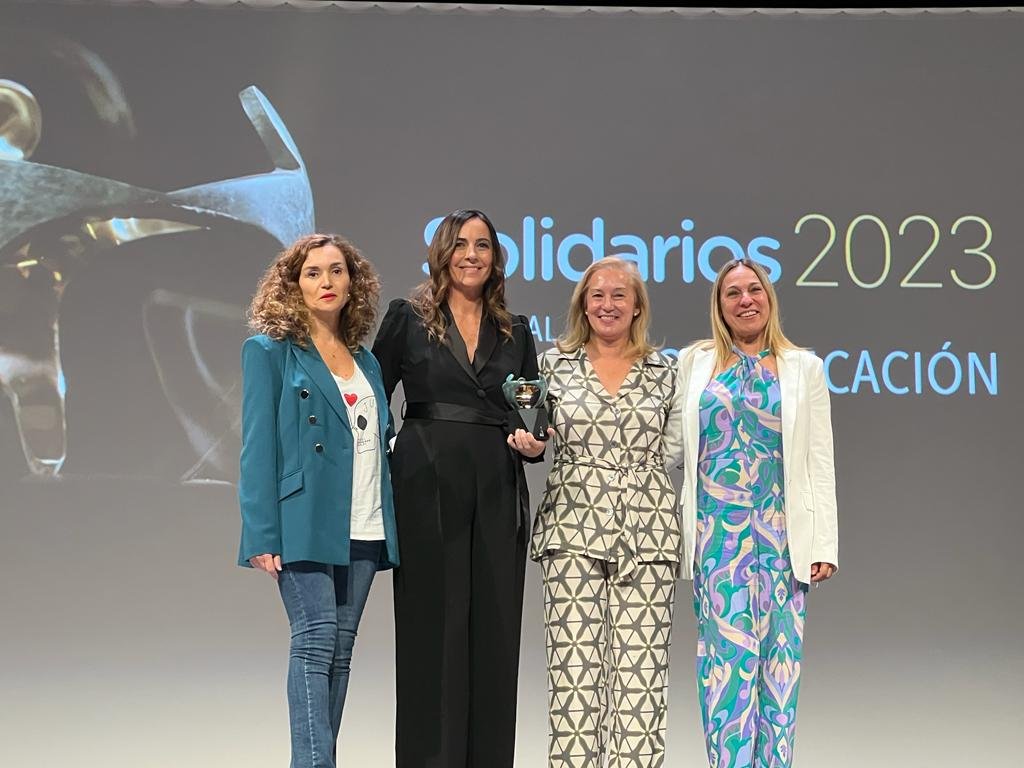 ONCE_oficial's tweet photo. Premio al Medio de comunicación para @SER_Cantabria, por su programa #SERCapaces, por compartir la capacidad transformadora que tienen las personas con discapacidad👏 

#PremiosSolidarios @GrupoSocialONCE 
#Cantabria 2023 https://t.co/7OChZt6GxU