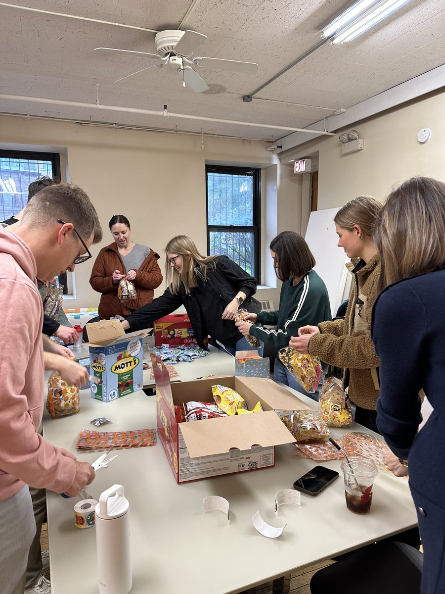 EsperanzaCSChi's tweet photo. Thank you @Google !!! We are so grateful to have volunteers like you. 

This group of volunteers made goodie bags for all of the Esperanza School students and did fall-themed activities with the day program. Everyone had so much fun!🍂🍁🎃 https://t.co/tDE2Jre1Zd