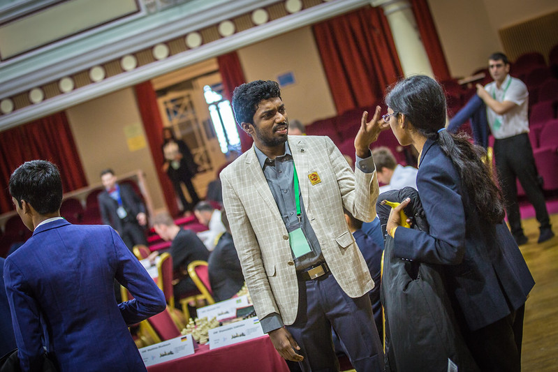 #FIDEGrandSwiss 🇮🇳 results of the first round so far:

Anish Giri vs Raunak Sadhwani - Draw
Rauf Mamedov vs Gukesh D - Draw
Praggnanandhaa vs Aryan Chopra - Draw
Itturizaga Bonelli Eduardo vs Nihal Sarin - Draw
Adhiban vs Predke A- 0-1
Jeffery Xiong vs Karthikeyan Murali - Draw