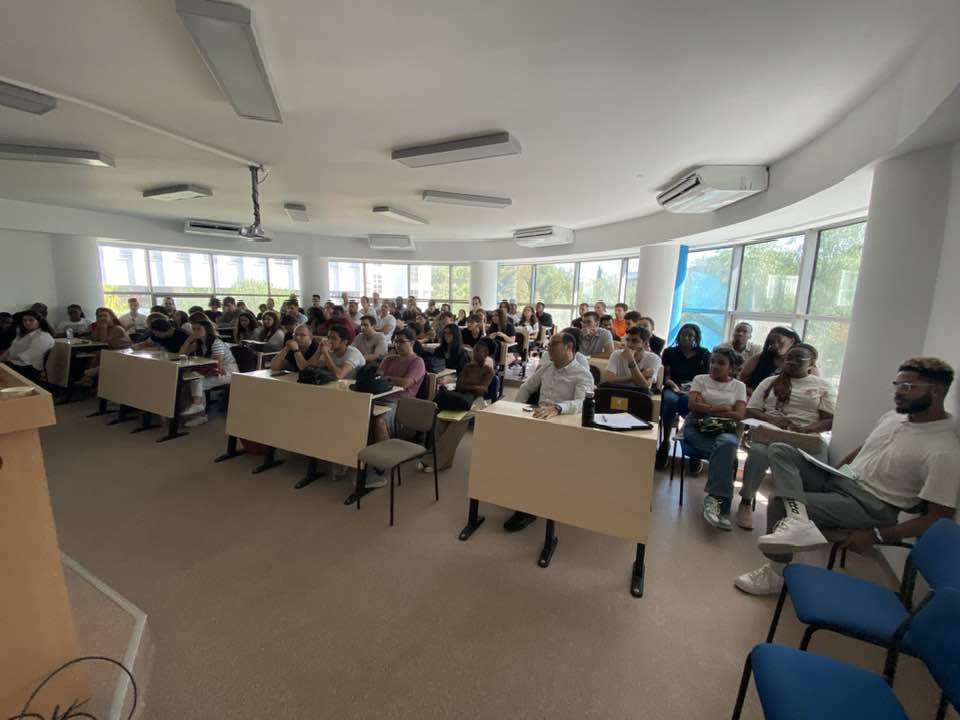 ysurec's tweet photo. DAÜ İşletmeveEkonomi Fakültesi olarak ECOBUS etkinliğini güncel bir konu olan Yapay Zeka temasıyla yaptık. Öğrencilerimizin ilgisi ve heyecanı üst düzeydeydi We had our ECOBUS activity today with a popular theme AI for good, many students attended with a great interest@EmuFaculty https://t.co/OfByIPp2S3