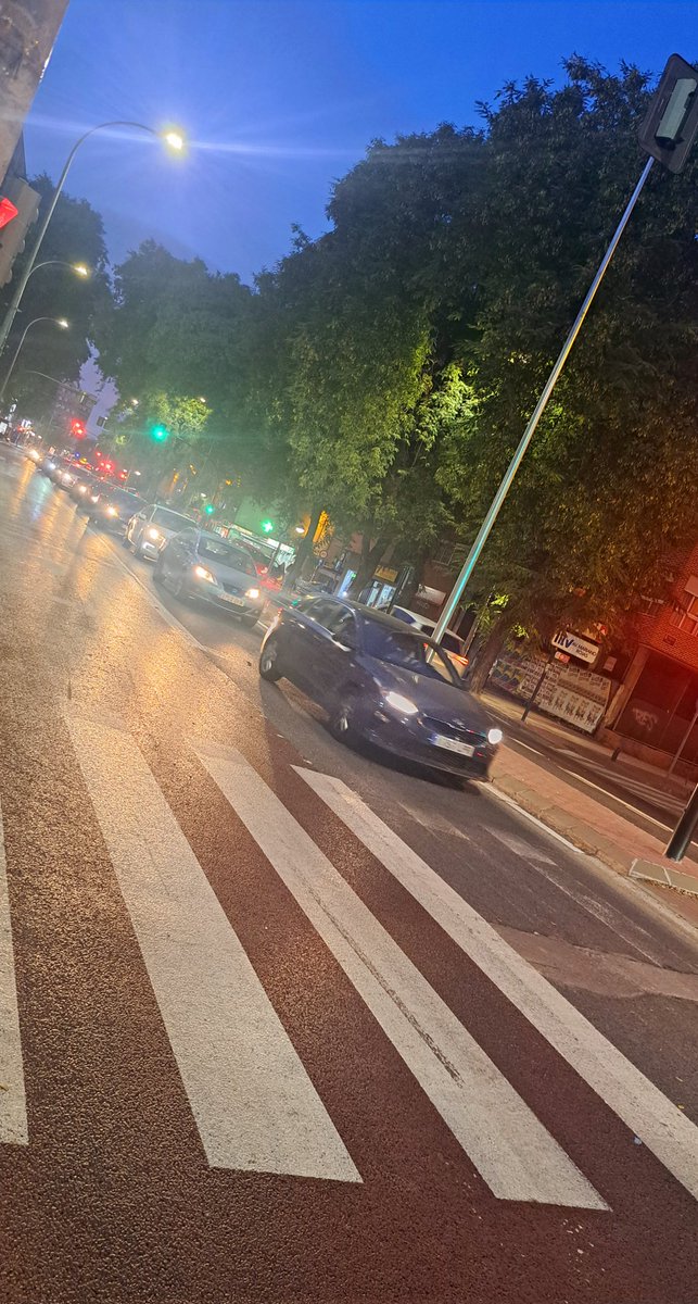 GregorioLeonOR's tweet photo. Para circular por Murcia hay que comprarse un autobús.

Este es mi barrio. Avenida Miguel de Cervantes. Un carril. Y una hilera de coches. Así, siempre. 

Murcia, la ciudad de los atascos. Desde hace muy pocas semanas, eh. https://t.co/P6jIA0ab5e