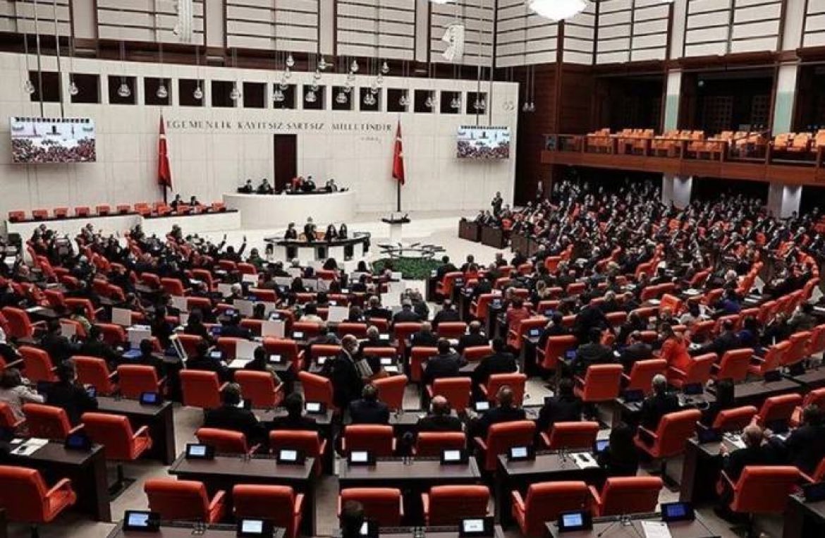 darkwebhaber's tweet photo. 'Deprem bölgesindeki kayıp vakaları araştırılsın' önerisi AKP-MHP oylarıyla reddedildi https://t.co/fpHHjHs3Zl