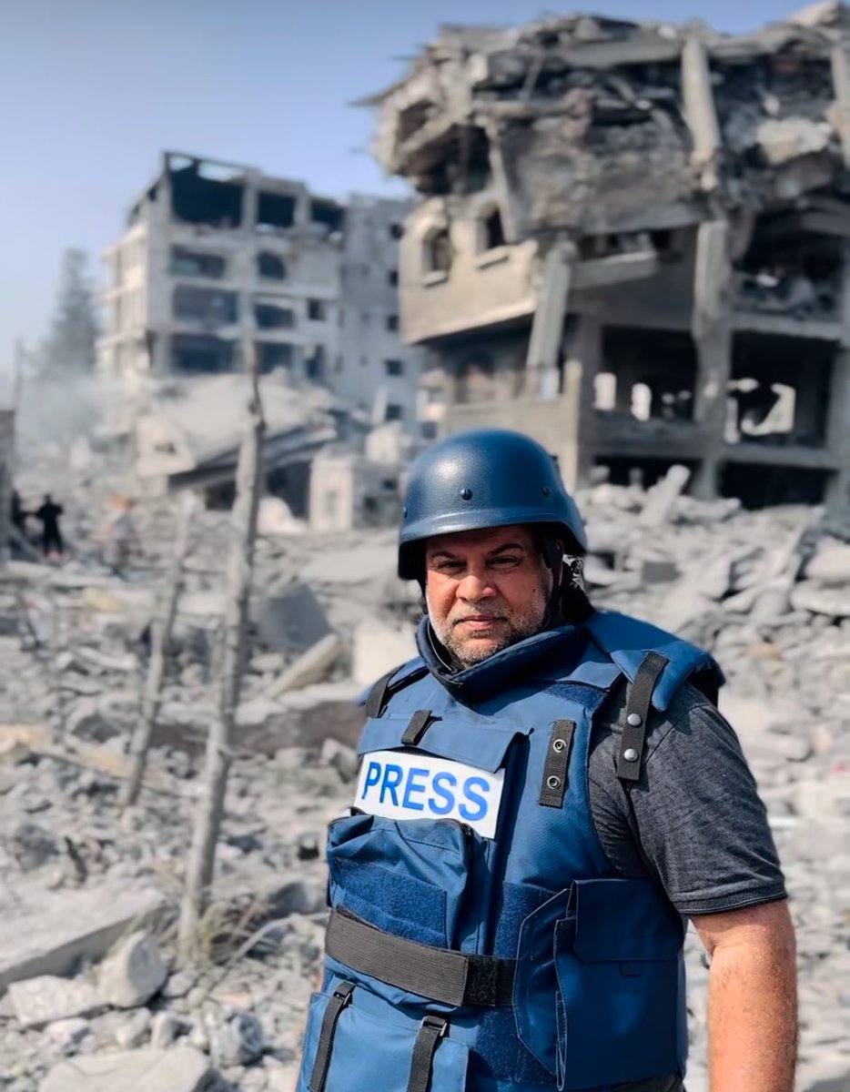 منذ عام 2008 و #وائل_الدحدوح يغطي حروب #غزة حتى أصبح صوتها للعالم.. حاولوا كسره كثيراً، اعتقل 7 سنوات في سجون الاحتلال قبل عمله مع الجزيرة وتم تدمير بيته أكثر من مرة في الحروب، واليوم تم اغتيال عائلته.. 
صبور أنت يا جبل.. جبلنا وائل الدحدوح

#فليخسأ_جيش_الاحتلال