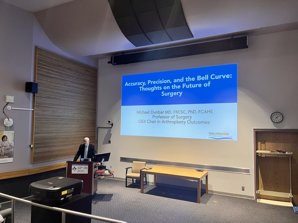 PamelaGarciaPul's tweet photo. Inspiring and enlightening talks by Visiting Professor Michael Dunbar on the future of knee surgery 🤖🦿 🦴#futureofsurgery #uncemented #technology  #alignment #roboticsurgery @DalhousieU https://t.co/s61TlxOSwT