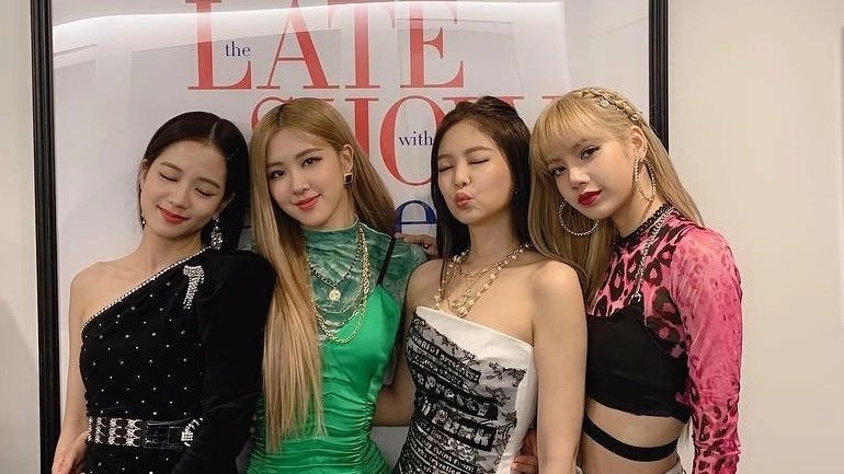 dollets_'s tweet image. 𝙿ose &amp;amp; 𝚙ose 📸 𝚠e're ready to 𝚋e the next - 𝐭op - 𝚖odels of #𝚢𝟚𝚔楷模𝕤tatio͞𝕟 ♥︎ y queriendo demostrarlo, buscamos las ropitas 𝚖ás bonitas de todo 𝐧uestro ropero ★ 𝚗o se preocupen, nuestras patitas están listas para moverse y trabajar como se debe.