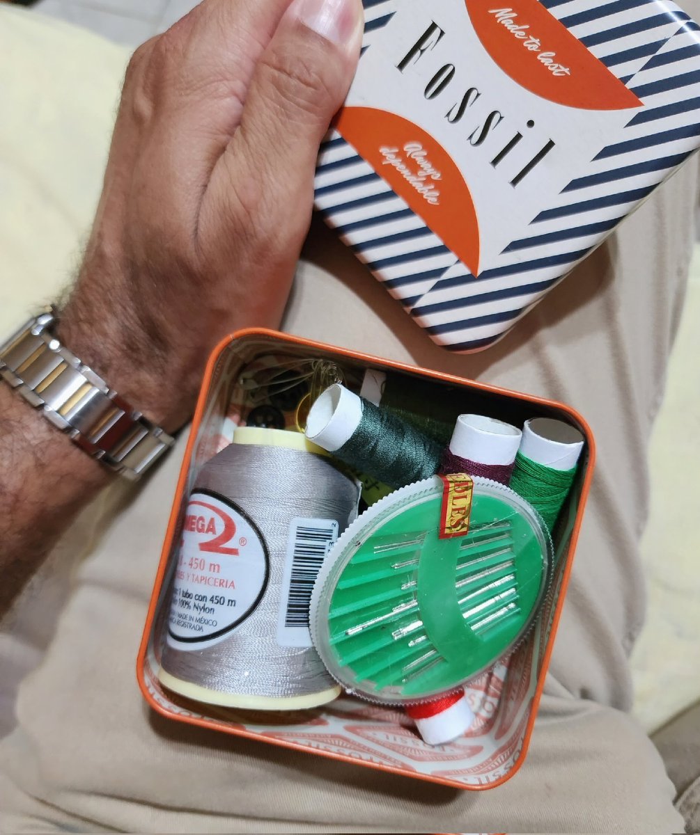 victorcervera's tweet photo. Lo único más "aseñorado" que es tener tus hilos y aguas para "pegar" tus botones es, ¡tener tu cajita especial para guardarlos!
#chocheando #Abuelo #Latino https://t.co/pxNpQYSUjb