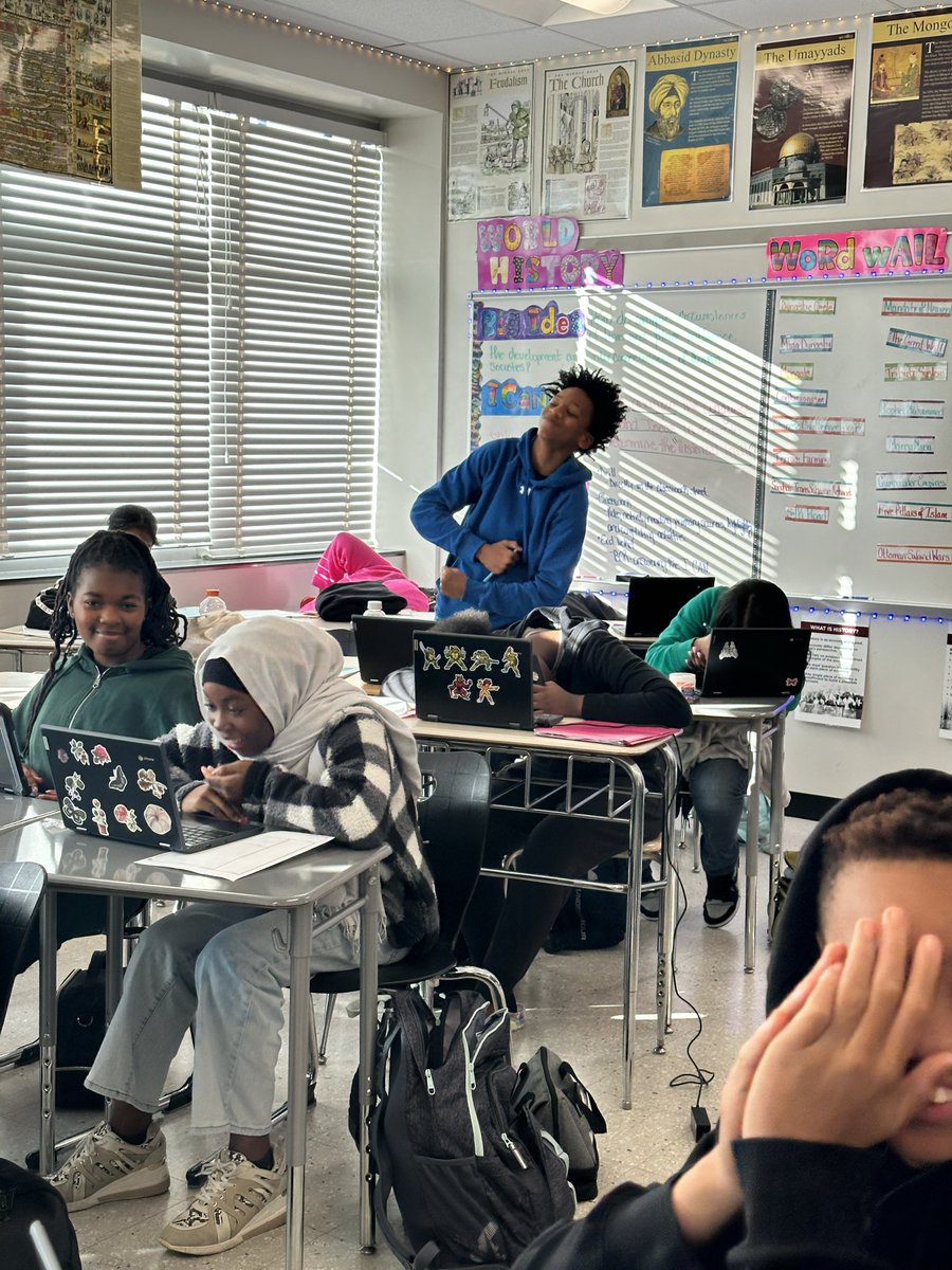 MrsLorynDoelle's tweet photo. Our Warrior Wednesday centered around how together we are #WoodlawnStrong. We rejuvenated our SELF expectations of how to flex our strengths throughout the building! @JamelJernigan @WoodlawnHS_BCPS @KyriaJoseph https://t.co/TvW58aVz8v