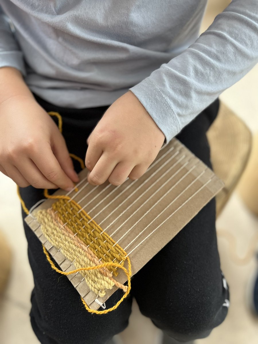 HinderYYC's tweet photo. Grade two friends are working on weaving their nature stories.
“Look at me I am so proud of myself.”
Me: why?
“Because I did so well and these are all my favourite colours. Smooth, beautiful + I don’t want it to end.”
#learningthroughthearts https://t.co/G4OcgLdL1m
