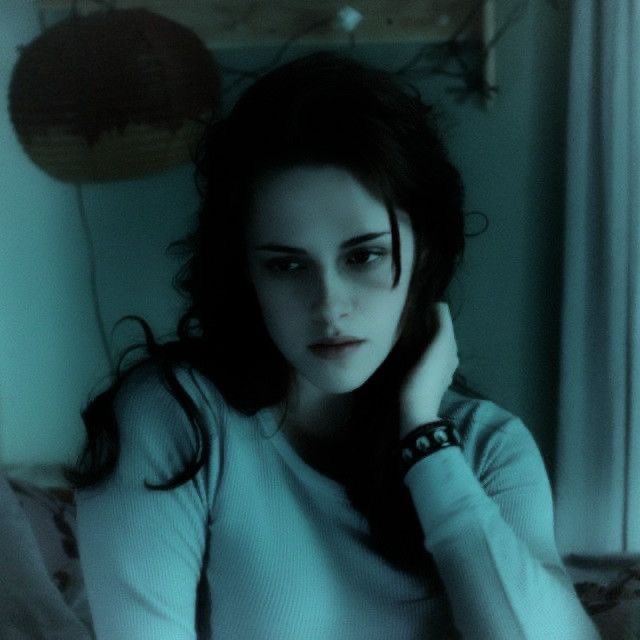 kstewhbu's tweet photo. the bella swan type beat™️🌲🖤 https://t.co/WlB2tbKSJi