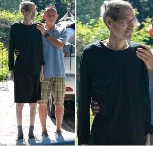 pierpi13's tweet photo. Steve Jobs è morto di tumore al Pancreas in giovane età ed era uno degli uomini più ricchi del pianeta. Ha scritto queste parole 2 giorni prima di morire.
"Agli occhi degli altri la mia vita è l’essenza del successo ma a parte il lavoro ho provato poca gioia. Alla fine la mia ricchezza è soltanto una parte della mia vita a cui mi sono abituato. In questo preciso momento malato e sul letto vicino alla morte capisco che tutta la mia ricchezza è insignificante.
Puoi assumere qualcuno per guidarti l’auto, puoi assumere gente che ti faccia guadagnare più soldi ma non puoi assumere qualcuno a cui dare la tua malattia.
Possiamo avere tante cose ma non possiamo avere una cosa, la VITA quando stai per perderla. Trattati bene e gratifica il prossimo.
Più invecchiamo più saggi diventiamo, un orologio che vale 30$ è lo stesso di uno che ne vale 300$, tutti e due segnano il tempo, un’auto che vale 30.000$ o una che ne vale 300.000 hanno lo stesso scopo, ti portano a destinazione, se hai una casa da 300 metri o 3000 se sei solo la solitudine è identica.
Quindi alla fine spero che tu capisca che avere veri amici con cui parlare è la vera gioia. Sono 5 le cose che dovresti fare:
- non educare i tuoi figli a essere necessariamente ricchi così quando saranno grandi non importerà il prezzo delle cose ma il loro valore.
- mangia il tuo cibo come una medicina altrimenti dovrai mangiare le medicine come fossero il tuo cibo.
- dai valore alla tua sposa, alla tua famiglia, ai tuoi amici.
- trattati bene, gratifica il prossimo.
- ama le persone che Dio ti ha mandato."
Steve