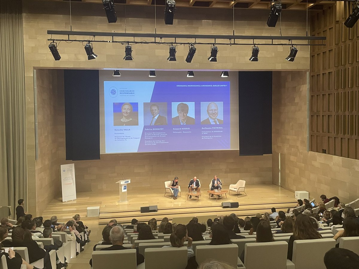 Conférence passionante sur la croissance et ses limites à l'@InstitutFrance avec Gaspard Koenig, @PoitrinalG et @FBonnifet. Des débats très philosophiques qui nous interrogent sur le vivant et nos attentes de la vie.