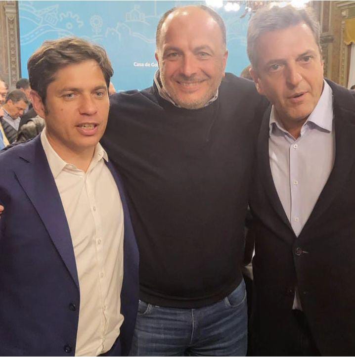 uptresarroyos's tweet photo. @pablogarate con el candidato a presidente @SergioMassa y el gobernador reelecto @Kicillofok  junto a los intendentes electos de Unión por la Patria. Asumieron el compromiso de trabajar en conjunto buscando lo mejor para Tres Arroyos con Provincia y  Nación. https://t.co/FpqKXrxQho