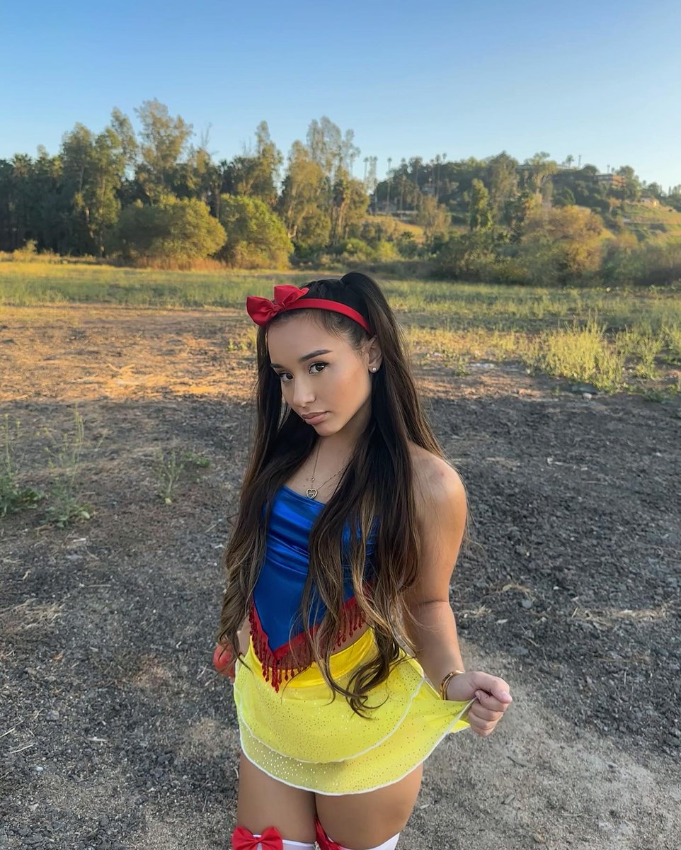 darmisiw's tweet photo. Disfraz de princesa o de callejera? https://t.co/HzJaax0BCH