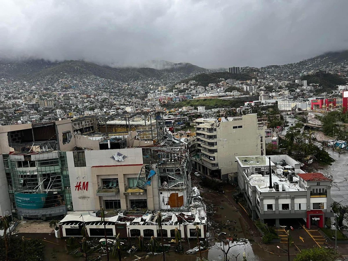 lopezdoriga's tweet photo. Más de la devastación. Acapulco amaneció sin luz, red telefónica ni internet, tras #Otis, como Huracán Categoría 5.

También devastador el silencio del Gobierno, 12 horas después del impacto del meteoro, sin un solo balance oficial https://t.co/wmdBkOefb1