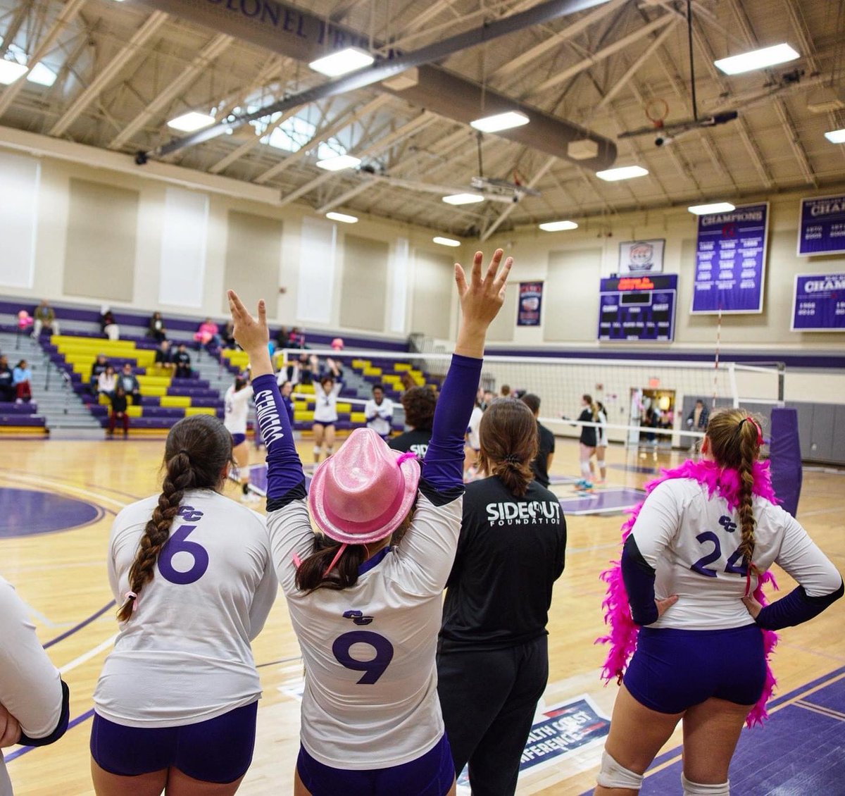 That game day energy >

#curryvolleyball 
#DigPink
#breastcancerawareness 
#breastcancerawarenessmonth #breastcancerresearch 
#sideoutfoundation 
#wearecurry 
#d3volleyball