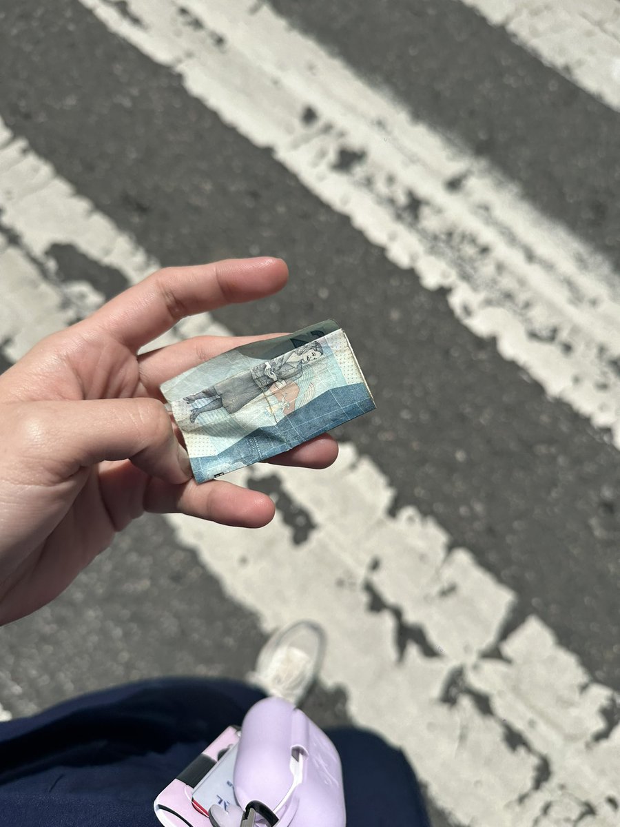 dacazupe's tweet photo. Me encontré 2mil pesos en la calle y me dio tristeza pensar que la persona que los perdió quizás los necesitaba, así de hormonal estoy. https://t.co/dHj7bZynwE