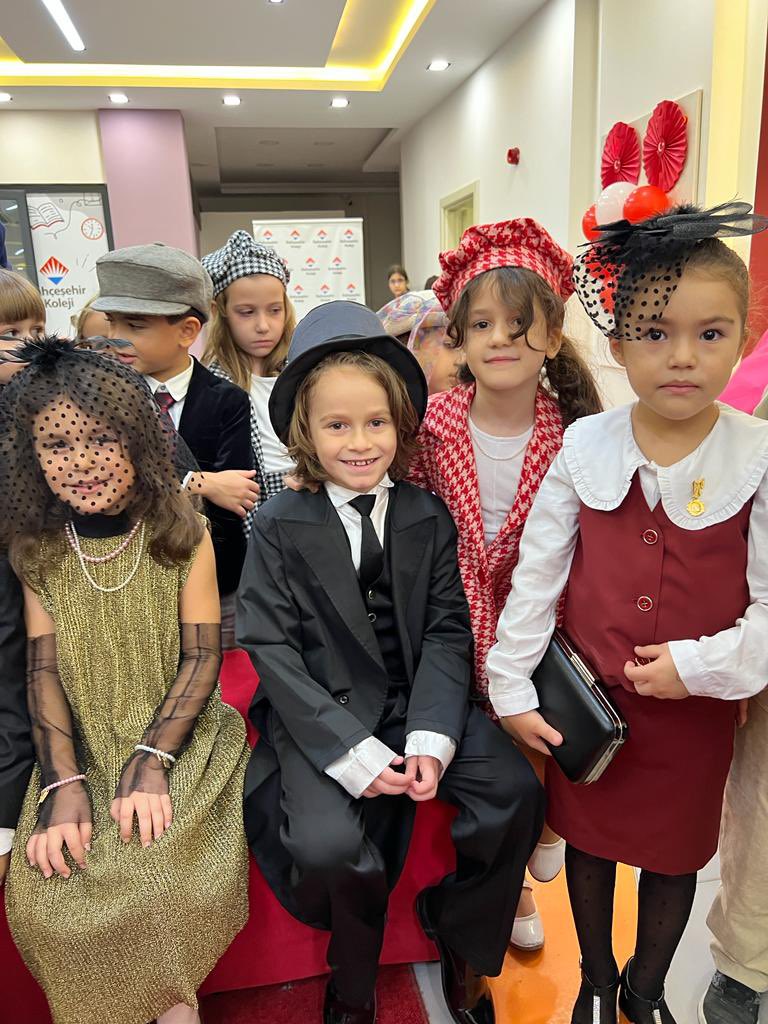 1.sınıf öğrencilerimiz Cumhuriyetimizin 100.yılını en coşkulu şekilde anlatmak ve yaşamak adına hazırladıkları Cumhuriyet Dönemi kıyafetleri ile kırmızı halıda yürüdüler.♥️
Cumhuriyetimizin 100.yıl coşkusunu çocuklarımıza hissettiren, emek veren velilerimize çok teşekkür ederiz.