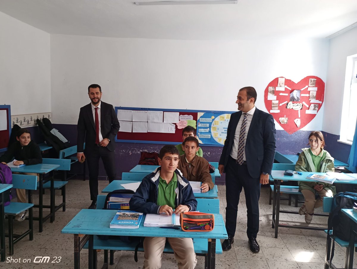 sutculermem32's tweet photo. “Dünyayı değiştirmek için kullanabileceğiniz en güçlü silah eğitimdir.”

Müdürümüz @ercan_akkan @ayvalimeb okulumuzu ziyaret etti. Okulumuzda oluşturulan iklim doğru yolda ilerleyen,  hedefleri olan #Türk Gençliğinin varlığını bizlere hissettirdi. 

@ErhanBaydur1
@OrkunUlukaya44 https://t.co/svuwLmMyFu