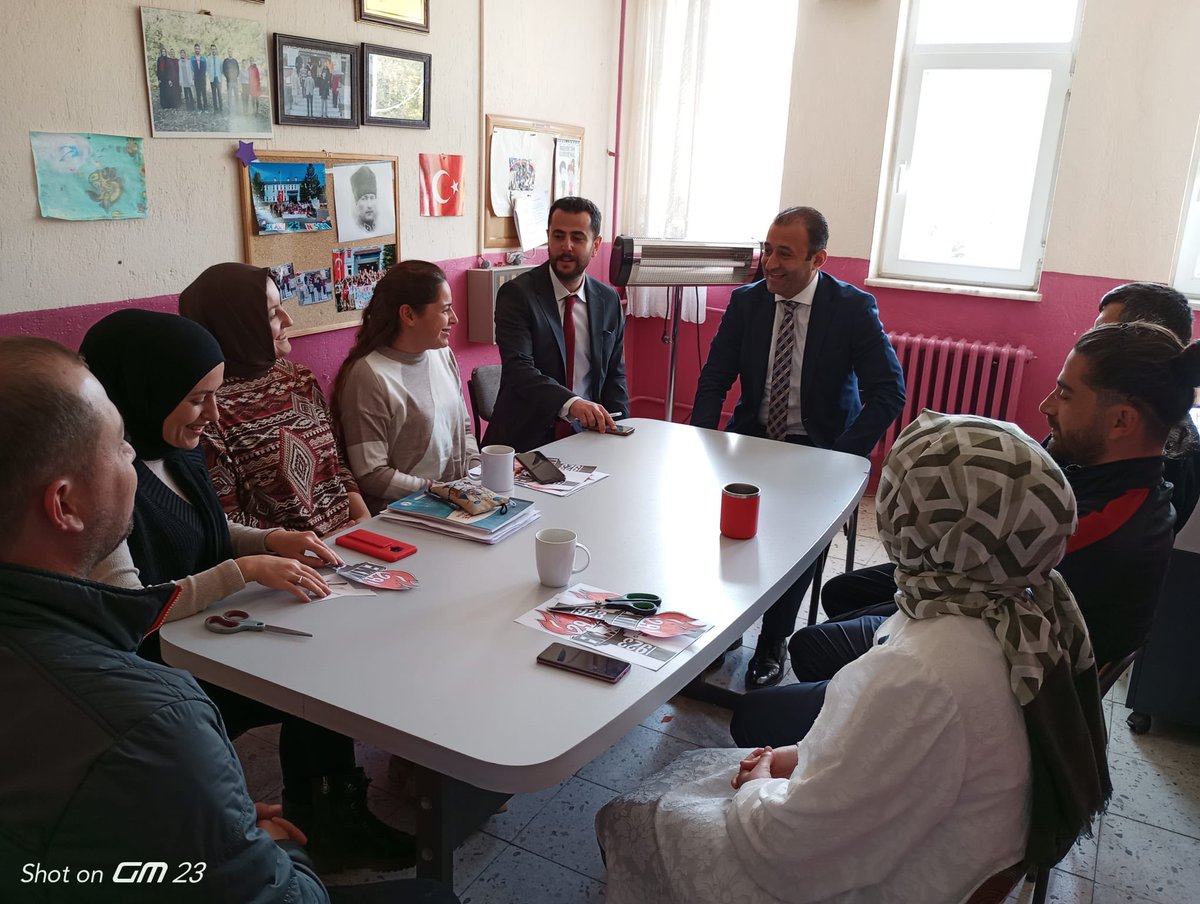 sutculermem32's tweet photo. “Dünyayı değiştirmek için kullanabileceğiniz en güçlü silah eğitimdir.”

Müdürümüz @ercan_akkan @ayvalimeb okulumuzu ziyaret etti. Okulumuzda oluşturulan iklim doğru yolda ilerleyen,  hedefleri olan #Türk Gençliğinin varlığını bizlere hissettirdi. 

@ErhanBaydur1
@OrkunUlukaya44 https://t.co/svuwLmMyFu
