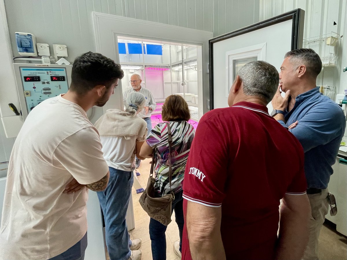 KOPPERT_ES's tweet photo. Visita de nuestros queridísimos amigos de #eurosol 💚✨
Para conocer en nuestra sede de I+D todo el proceso de investigación y desarrollo que realizamos. Y en nuestro almacen, para conocer toda nuestra cadena logística.
#Koppert #ControlBio #AgriculturaSostenible https://t.co/yvwFqg9rcZ