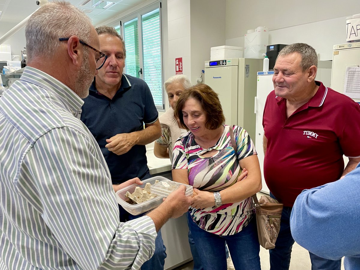 KOPPERT_ES's tweet photo. Visita de nuestros queridísimos amigos de #eurosol 💚✨
Para conocer en nuestra sede de I+D todo el proceso de investigación y desarrollo que realizamos. Y en nuestro almacen, para conocer toda nuestra cadena logística.
#Koppert #ControlBio #AgriculturaSostenible https://t.co/yvwFqg9rcZ