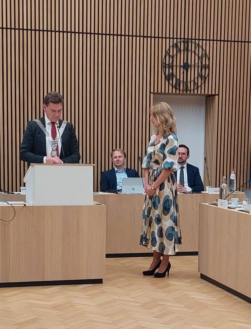 Apetrots en zo trots als een pauw op Arlette Vrusch.

Kersvers wethouder! voor de #SP natuurlijk! 🍅🍅

een sprong in het diepe, maar we weten dat je kunt en zult zwemmen.

Succes voor jou en voor #Heerlen!