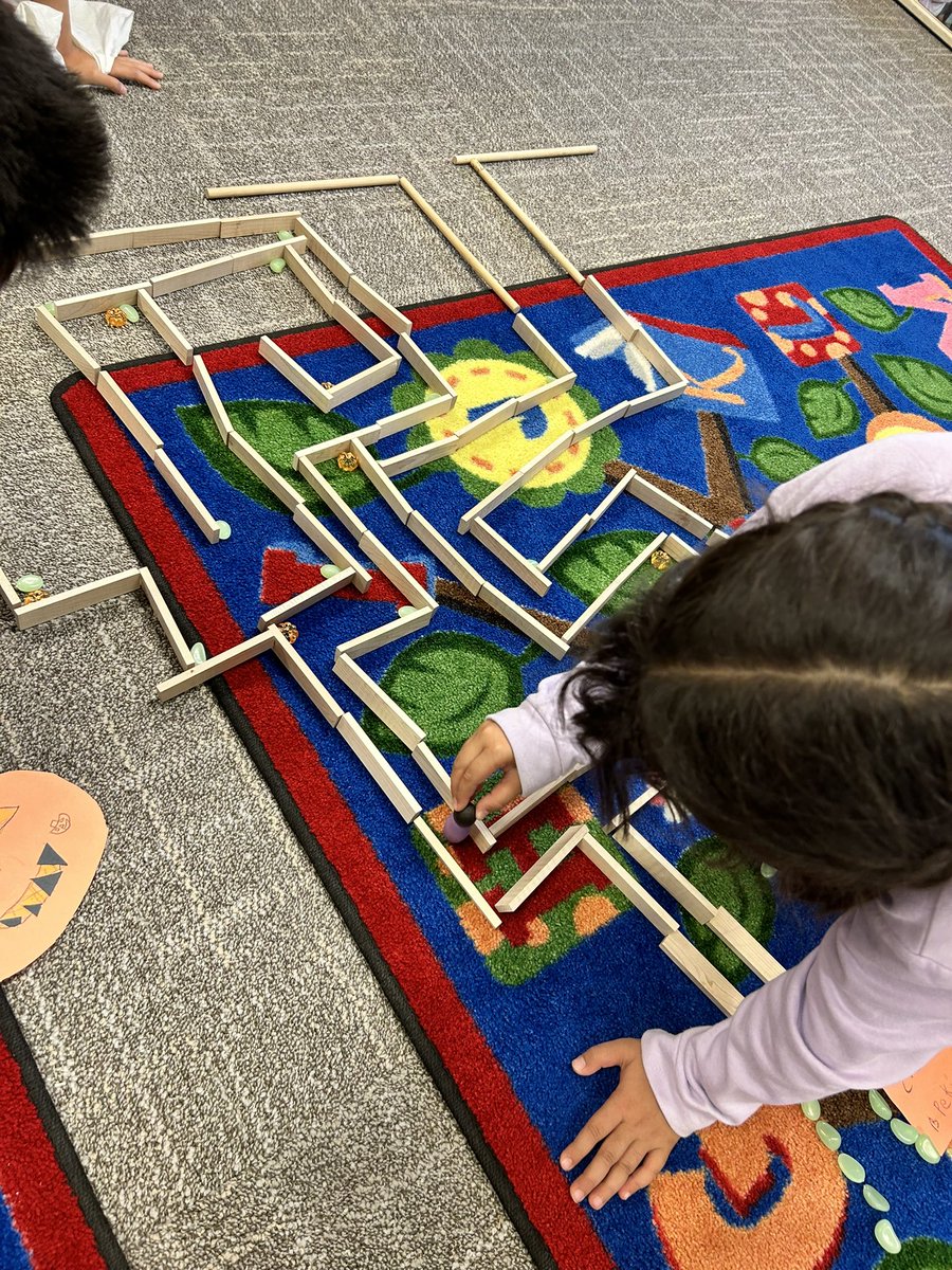 Primaries enjoyed collaborating on this STEM challenge of making “corn mazes” with Keva planks that included dead ends. They had fun “walking” the wooden people through. 🎃 @SchoolLibraryJoy