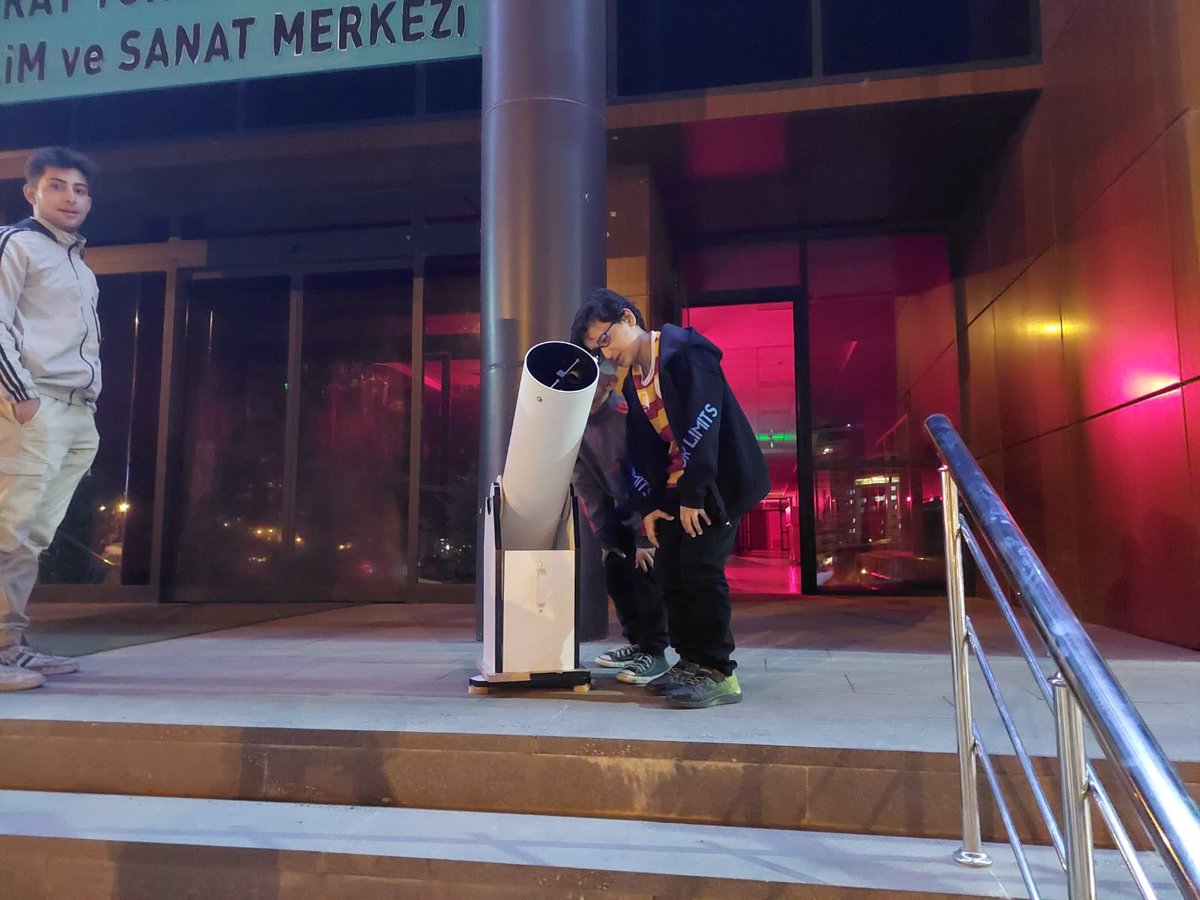 “ İstikbal göklerdedir …“
Fen Bilimleri öğretmenimiz Recep Şen’in kendi tasarımı olan teleskopla öğrencilerimizin Ay ve diğer gök cisimlerini inceleme etkinlikleri. 🌙✨💫
