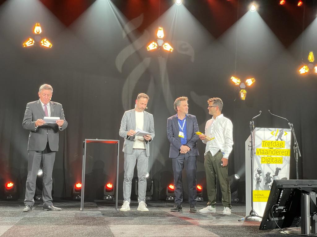 Doelgericht Digitaal Transformeren met het UiTwisselingsplatform van @deptCJM wint de Vlaanderen Digitaal Award voor ‘Beste Digitale Transformatieproject 2023’.