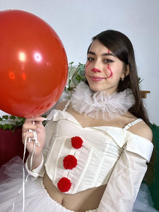Can you guess my halloween costume? 🎈🤡 https://t.co/odRF91UA8r