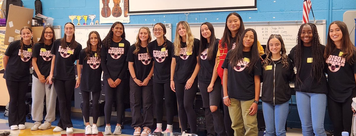 EHSEagleSoccer's tweet photo. Thank you to John Marshall Elementary for having us come talk about the importance of positive communication and teamwork!! It was a fun day working with the K &amp; 3rd graders!!  ♥️💛 ⚽️🦅 #WhatsGreatAboutEdison #EaglePride @EHSSouthside @EAldarelli https://t.co/pPRfYZkk4P