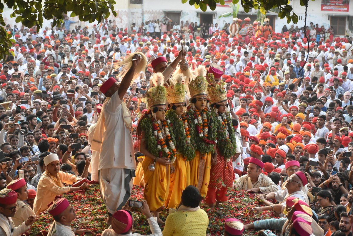 वाराणसी में ‘भरत मिलाप’ की सदियों पुरानी परम्परा आज भी निरंतर जारी है।
लाल साफा लगाए, रथ उठाये हुए सारे लोग #यादव हैं। 
जिसको वो लोग अपने कंधे पर लेकर चलते है।
🤘  #वैदिक_यदुकुलवंशी

#SecretOfHappiness #देवरिया 
#AUSvsNED #RamMandir 
#Gazabombing #श्रीराम