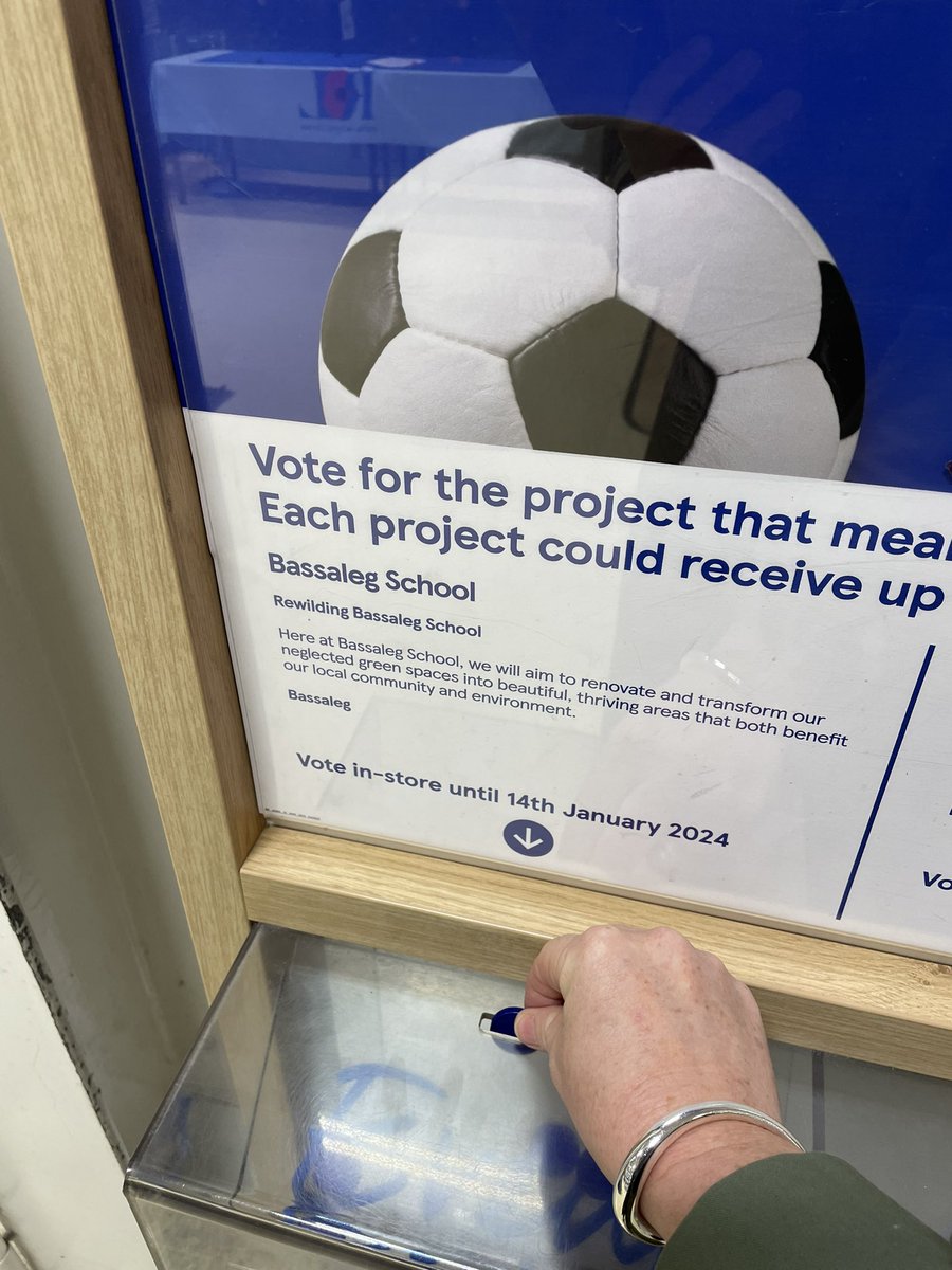 HeadteacherBas1's tweet photo. Doing my bit in Tesco Risca to support the community project @BassalegSchool1 Please VOTE BASSALEG 👇👇👇👇👇@Bassaleg6th @BassalegL2YP #believingandbelonging https://t.co/qgXzgm67X6