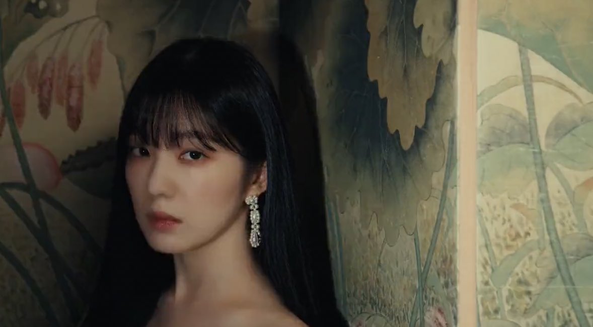 passerpi314's tweet photo. RV Chill Kill Fan Theory Translations ( theory cr: @Always_likeU43 )

It seems to be inspired from a Korean folktale, Sun &amp; Moon siblings. The spotlight in the scene symbolizes a hunt that was done by the tiger who hunts for the siblings in the tale. Joy &amp; Irene as the siblings. https://t.co/xiDIF0PYyg
