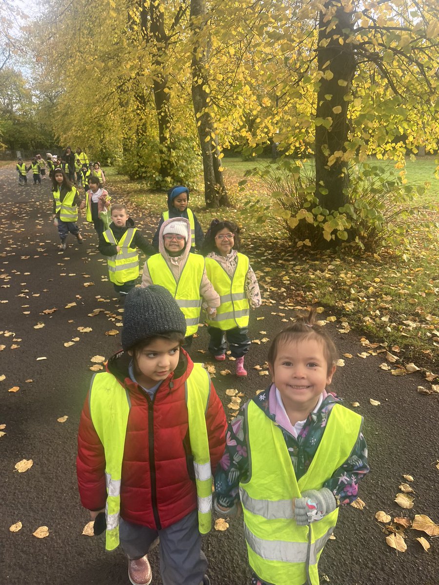 ibroxprimary's tweet photo. P1 & P2/1 had an amazing morning on their first trip to the park. Everyone was so good at walking safely up to Bellahouston. We enjoyed a snack and then had fun playing on the park with our friends. Can’t wait for next week 😀🍂 #Outdoorfun #HealthandWellbeing #BuildingStamina 🏃🏼♂️ https://t.co/472iTRBfNx