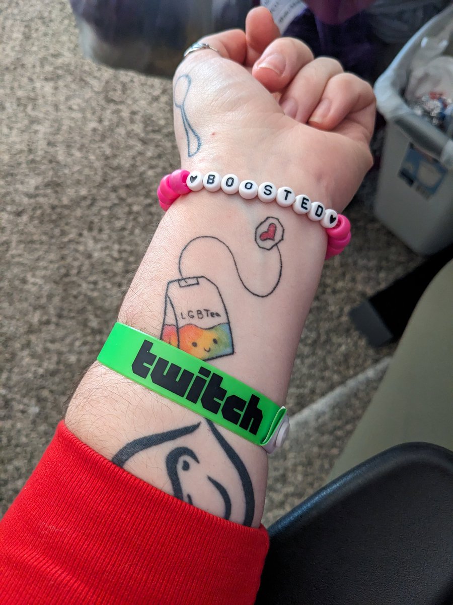 I got a friendship bracelet from @carniveris at #twitchcon2023 and I'm never taking it off 🥰