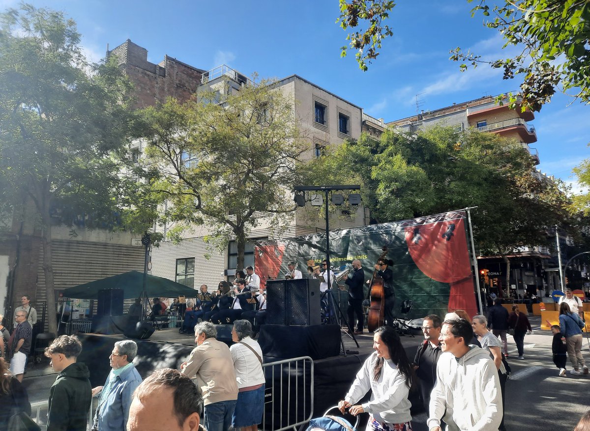 DavidLabrador23's tweet photo. 📆 El passat cap de setmana, vaig poder assistir al #TradiCat organitzat per @CarrerdSants.
👨👩👦👦 Com sempre, va ser un èxit de públic i de participants, amb música, jocs infantils, balls, carpes, etc.
😉 Vull agrair als comerciants de #Sants la seva invitació. https://t.co/CzPacmqBgE