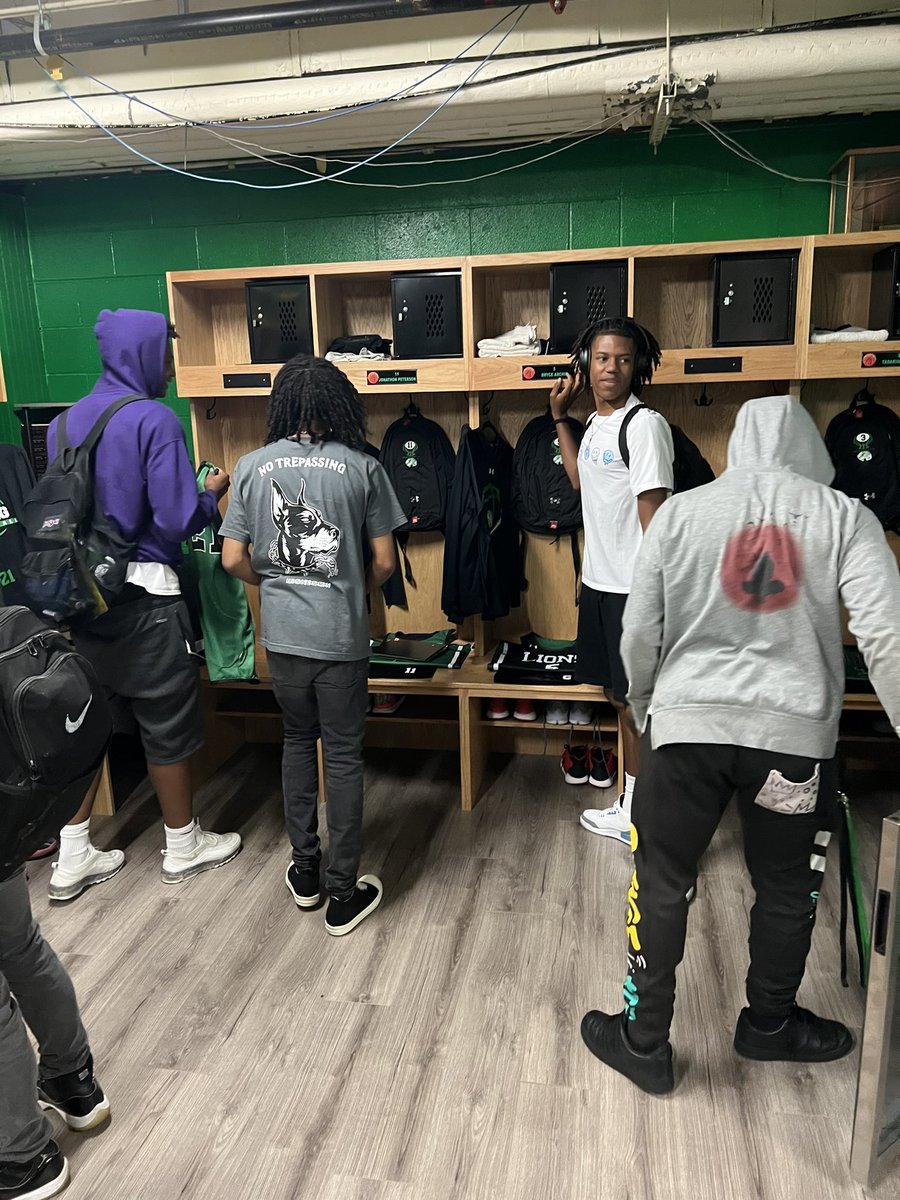 shsboysbball's tweet image. 1st Day Vibes 😎 #SpringTour