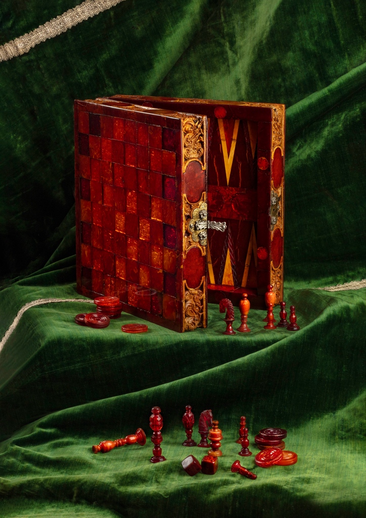 AntiquesMag's tweet photo. Today on our #CuriousObjects podcast: all about amber. Host Benjamin Miller interviews Galerie Kugel Deputy Director Laura Kugel to get a sense of how this mythical material was used to make board games in seventeenth-century Europe.
Listen now at https://t.co/VWQlFotB3y https://t.co/dflRGjqyv8