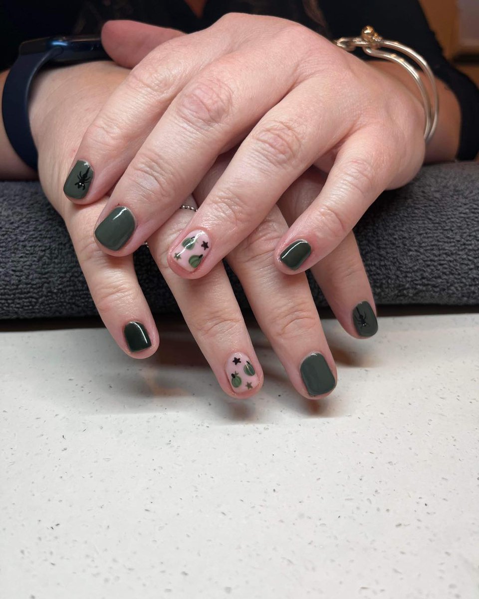 VibrantSalonSpa's tweet photo. Halloween inspired #nails done by Emily 🎃

Book your appointment https://t.co/gGBCadwf2a

#Halloween2023 #nailart #halloweencostume #Halloween #NailSalon #Fredericton #NailBar #Spa #Naildesign #NailArtist #NailPro #NewbrunswickSalon #salon #NailTech #HALLOWEENPARTY #manicure https://t.co/9TrT384lBV